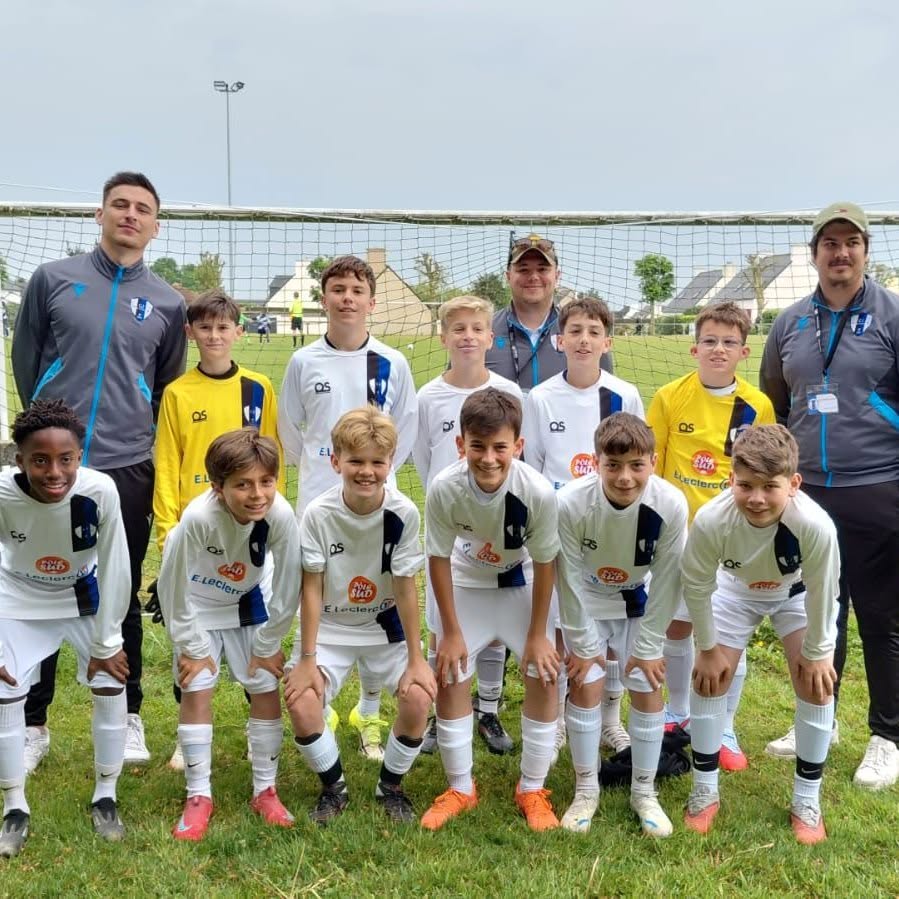 Équipe de jeunes du GJ Goulaine avec ses éducateurs devant les buts