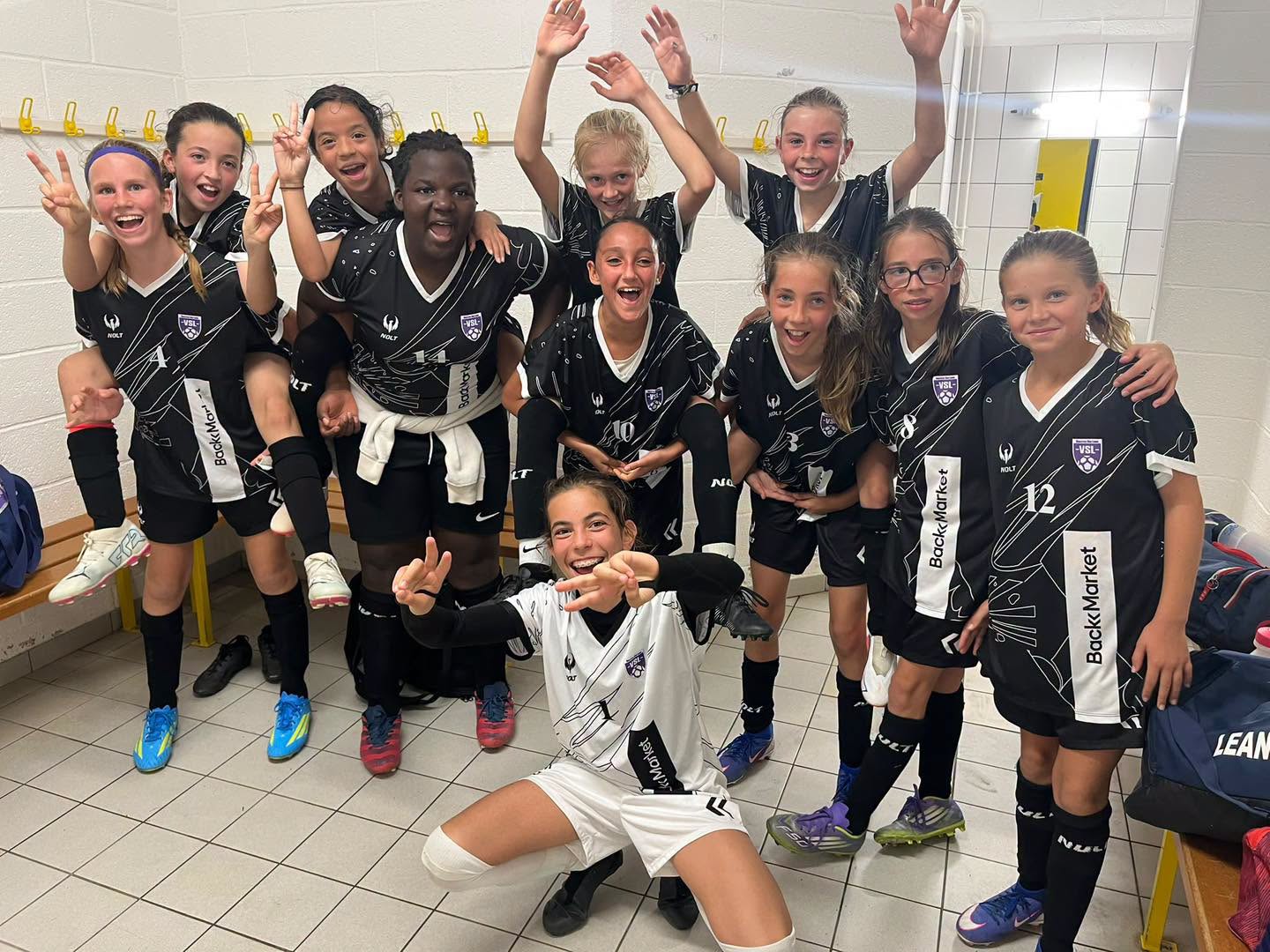 Jeunes joueuses des Violettes dans le vestiaire
