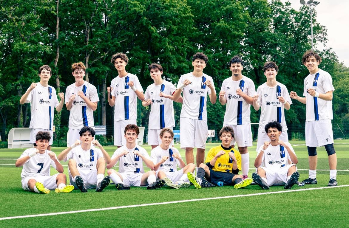 Équipe U18 du GJ Goulaine posant sur le terrain synthétique